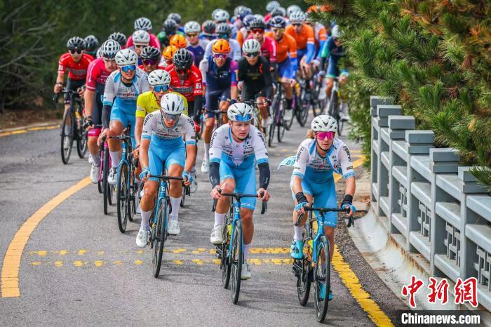 环太原公路自行车赛第二日：西山赛段如画卷展