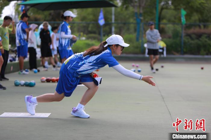 衢州上演塑质球与草地掷球双线比拼,港青掷球