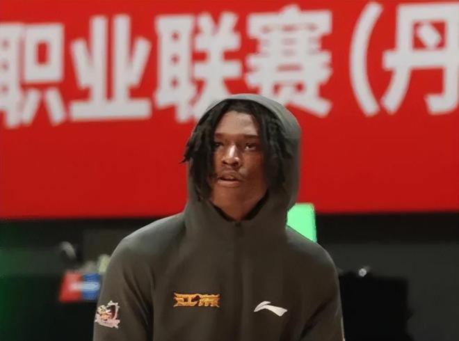 特奎维恩·史密斯荣膺CBA最佳外援 深圳队战绩飙